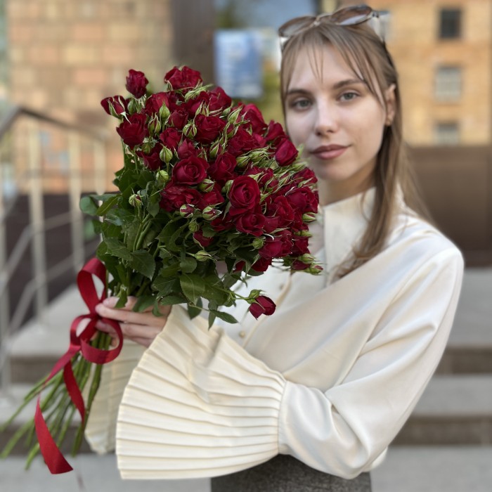 15 красных кустовых роз Рубикон 60 см