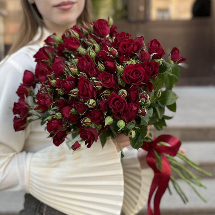 15 красных кустовых роз Рубикон 60 см