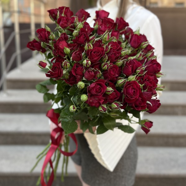 15 красных кустовых роз Рубикон 60 см