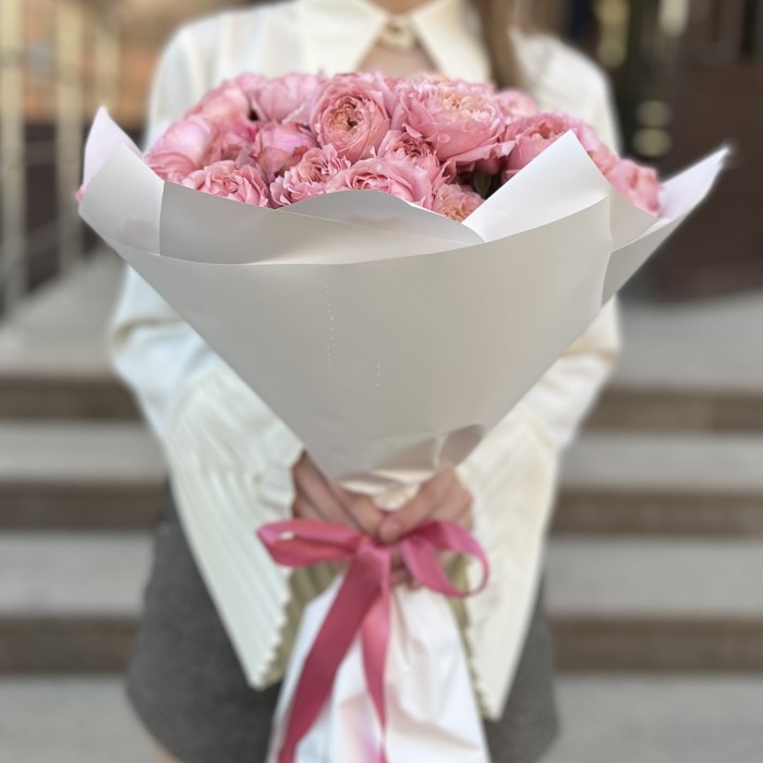 15 кустовых пионовидных персиковых роз Джульетта 50 см