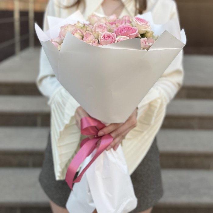 15 розовых кустовых роз динара 40 см