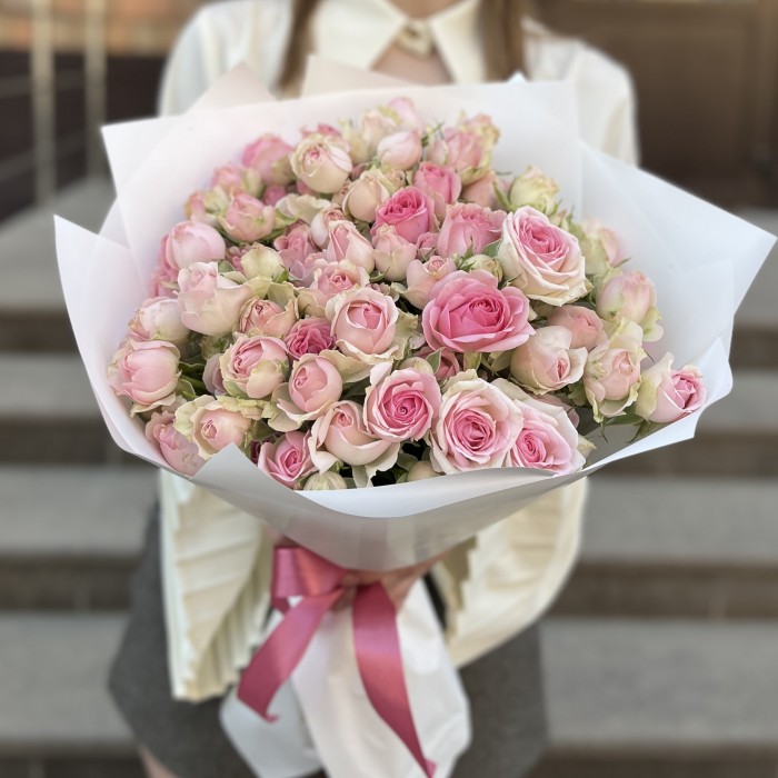 15 розовых кустовых роз динара 40 см