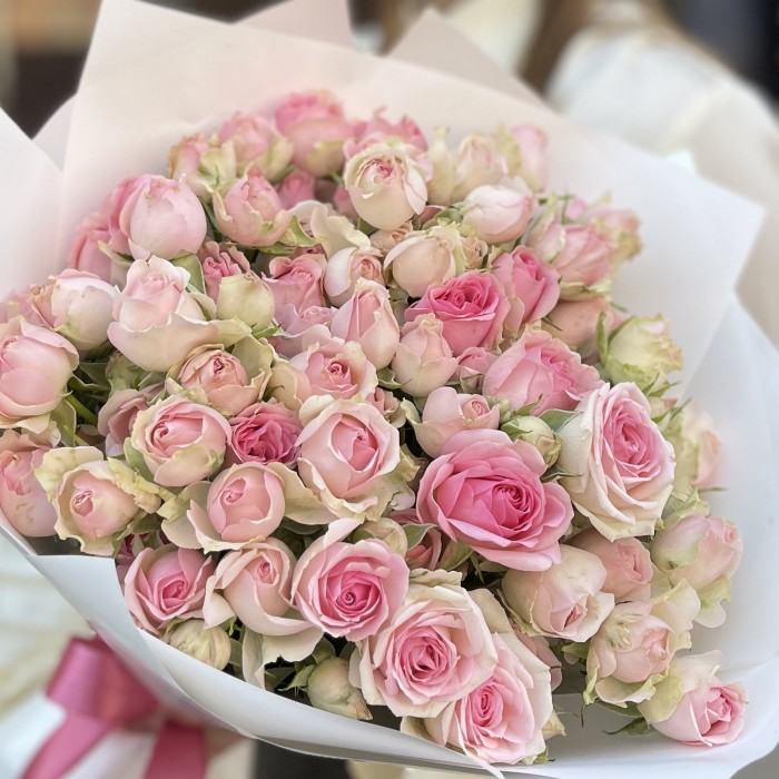 15 розовых кустовых роз динара 40 см