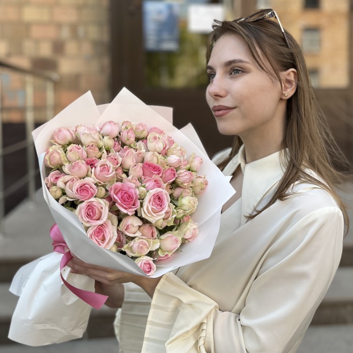 15 розовых кустовых роз динара 40 см