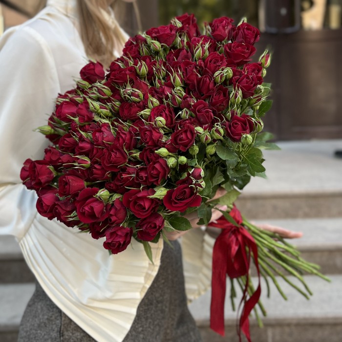 25 красных кустовых роз Рубикон 60 см