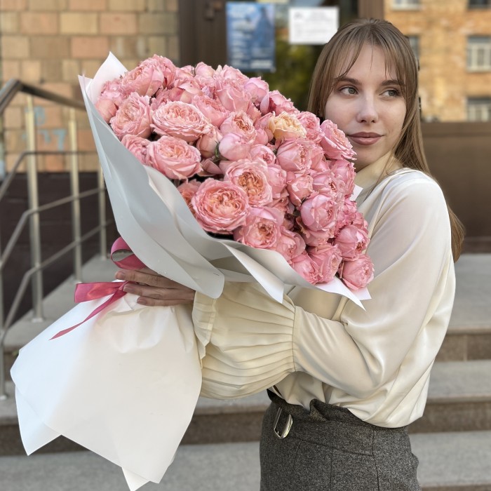 25 кустовых персиковых роз Джульетта 50 см