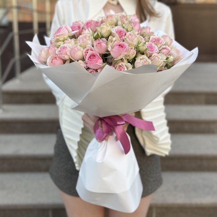 25 розовых кустовых роз Динара 40 см