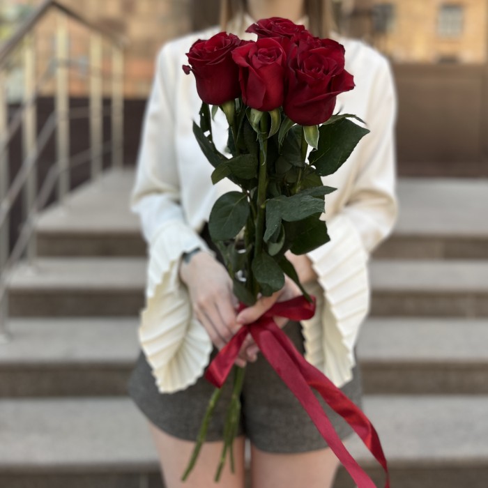 5 красных роз Эвер Ред 70 см