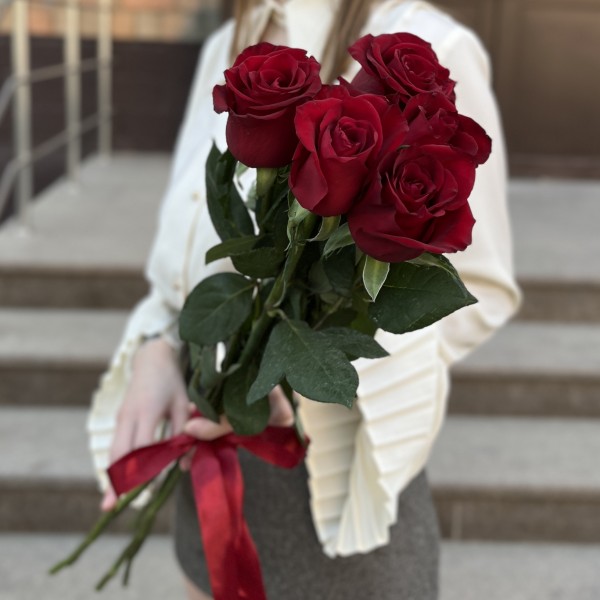 5 красных роз Эвер Ред 70 см