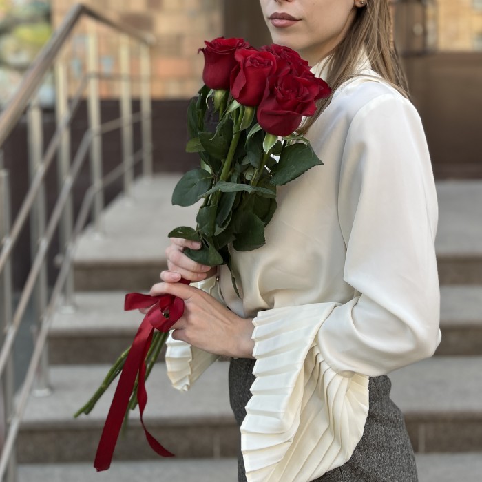 5 красных роз Эвер Ред 70 см