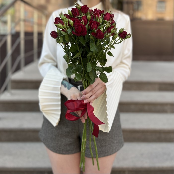 5 красных кустовых роз Рубикон 60 см