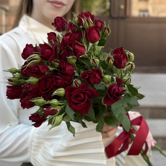 5 красных кустовых роз Рубикон 60 см