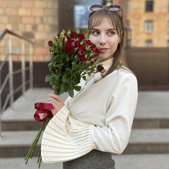 5 красных кустовых роз Рубикон 60 см