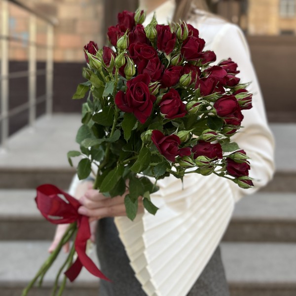 5 красных кустовых роз Рубикон 60 см