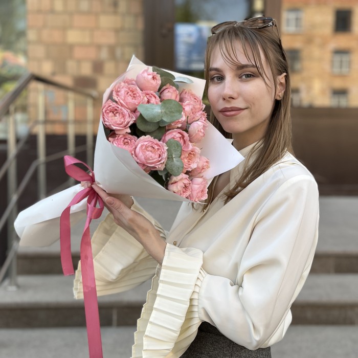 5 пионовидных персиковых роз Джульетта 50 см