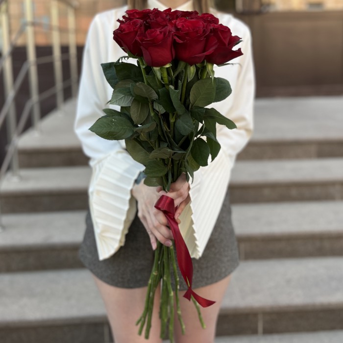 9 красных роз Эвер ред 70 см
