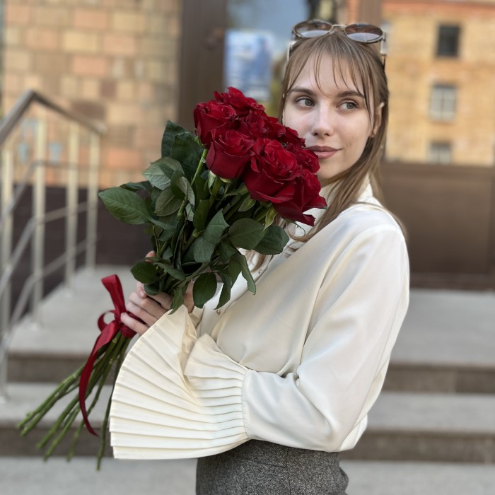 9 красных роз Эвер ред 70 см