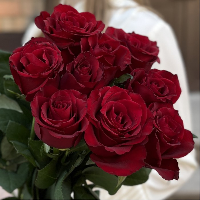 9 красных роз Эвер ред 70 см