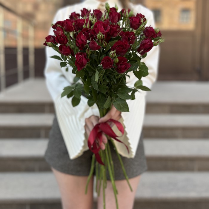 9 красных кустовых роз Рубикон 60 см