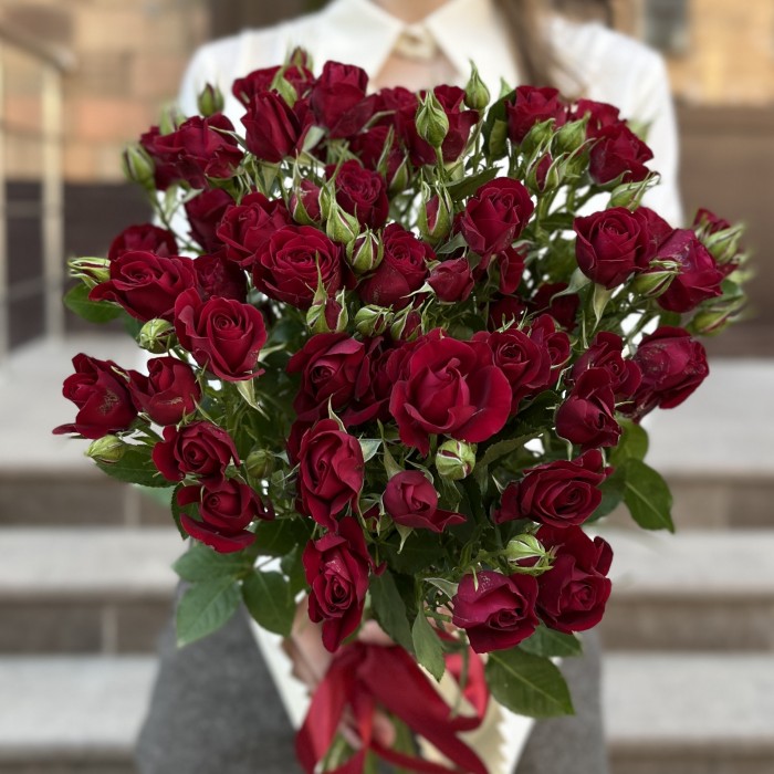9 красных кустовых роз Рубикон 60 см