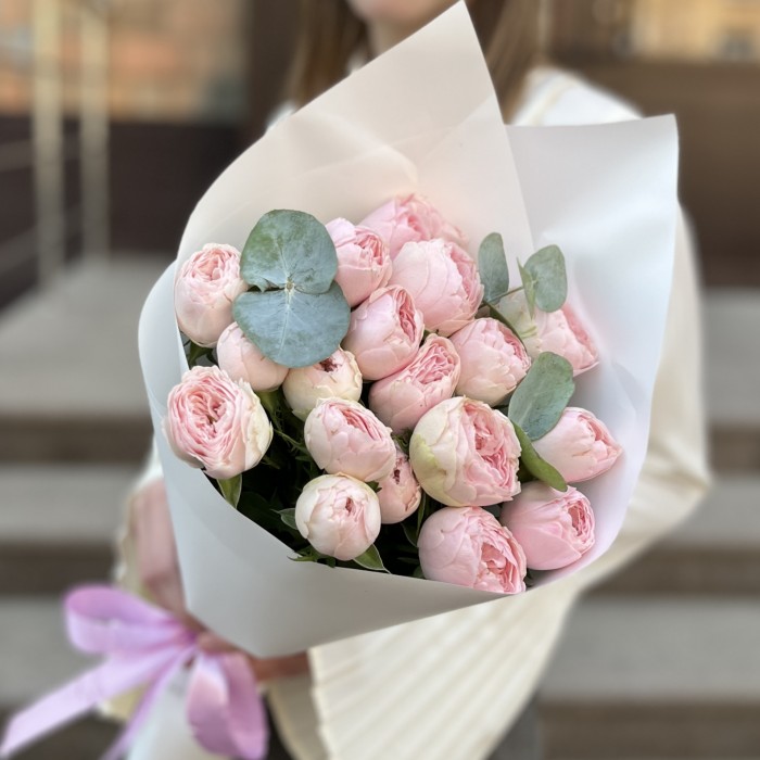 Комплимент из кустовых пионовидных роз Мансфилд Пинк Парк 50 см