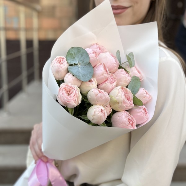 Комплимент из кустовых пионовидных роз Мансфилд Пинк Парк 50 см