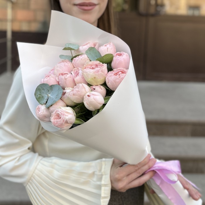 Комплимент из кустовых пионовидных роз Мансфилд Пинк Парк 50 см