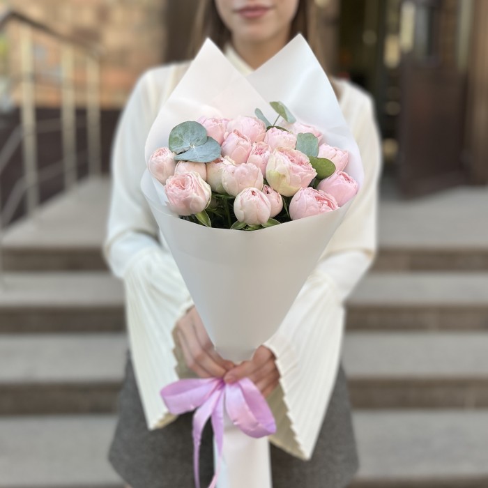 Комплимент из кустовых пионовидных роз Мансфилд Пинк Парк 50 см