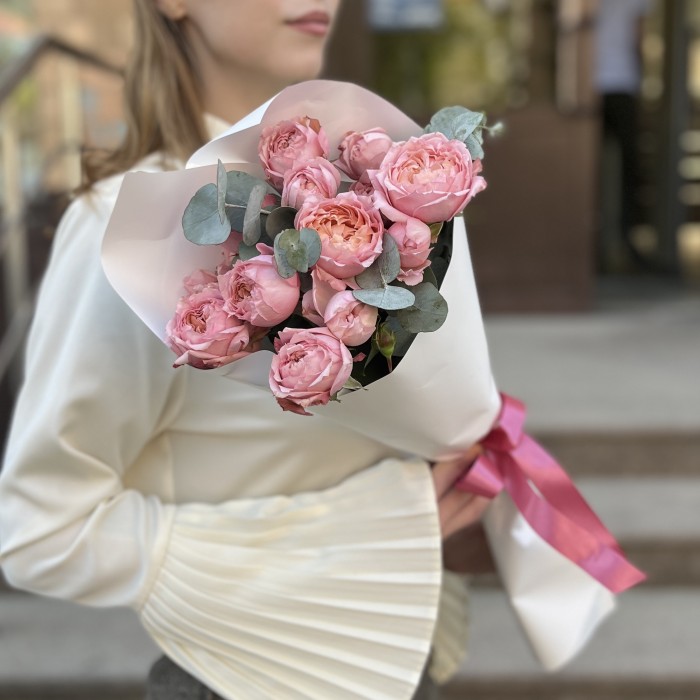 Комплимент пионовидных персиковых роз Джульетта 50 см