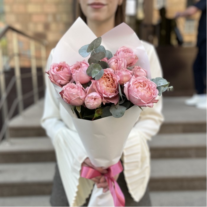 Комплимент пионовидных персиковых роз Джульетта 50 см