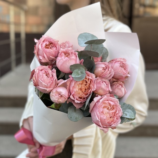 Комплимент пионовидных персиковых роз Джульетта 50 см