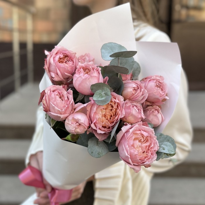 Комплимент пионовидных персиковых роз Джульетта 50 см