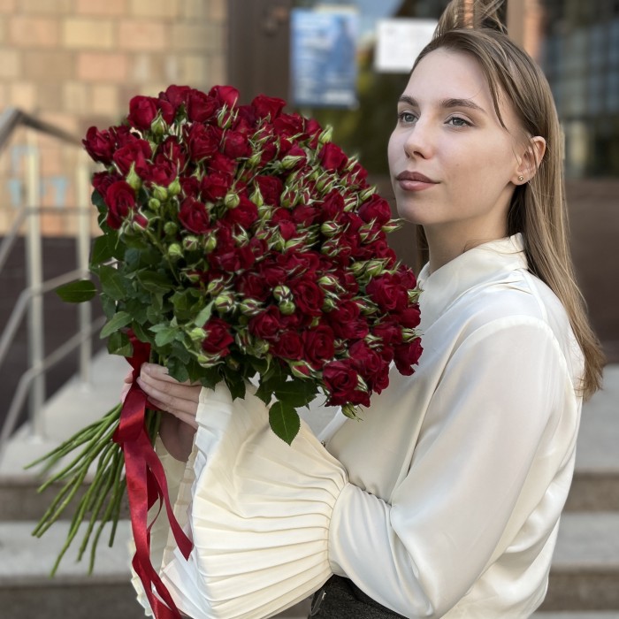 Кустовая красная роза Рубикон 60 см