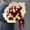 51 роза белого и красного цветов