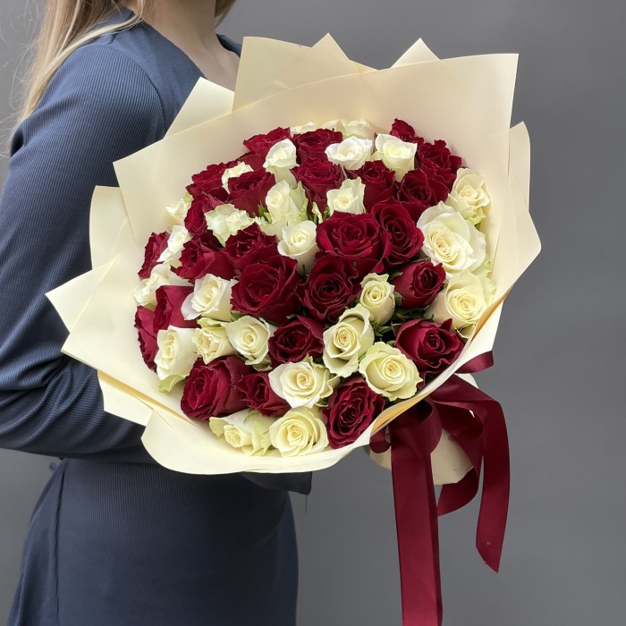 51 роза белого и красного цветов