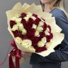 51 роза белого и красного цветов