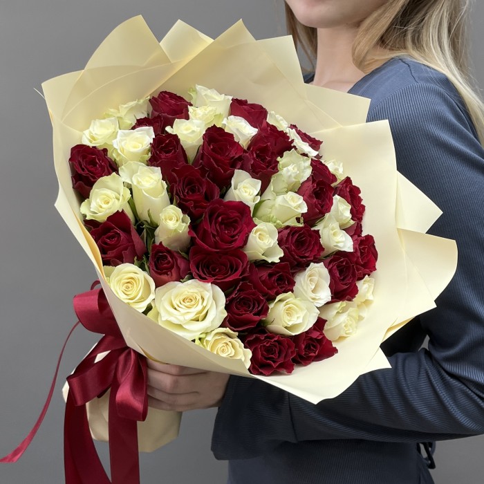 51 роза белого и красного цветов