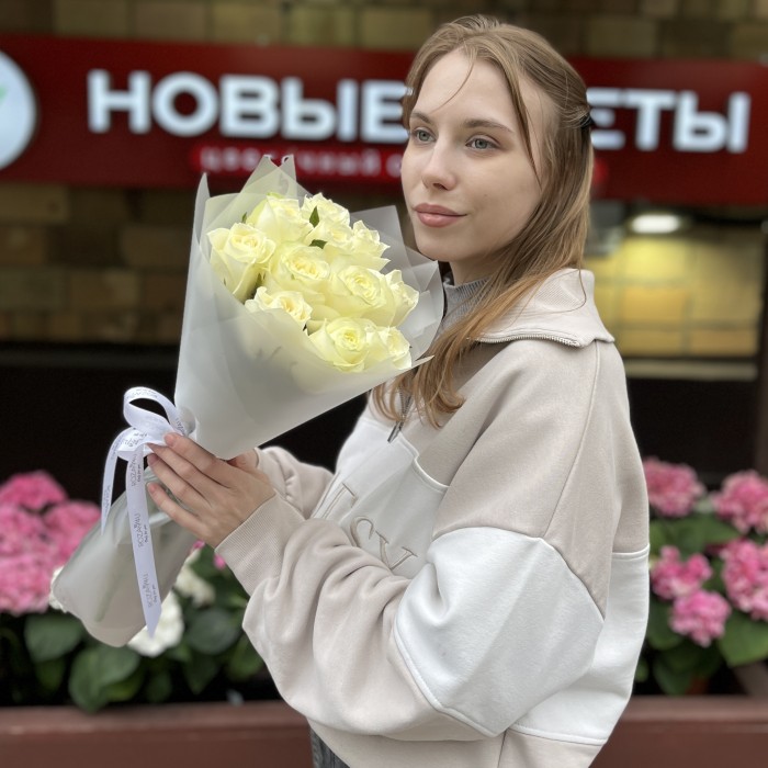 11 белых роз Махе 50 см