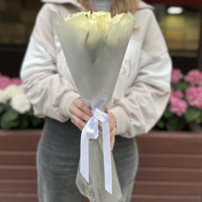 11 белых роз Махе 50 см