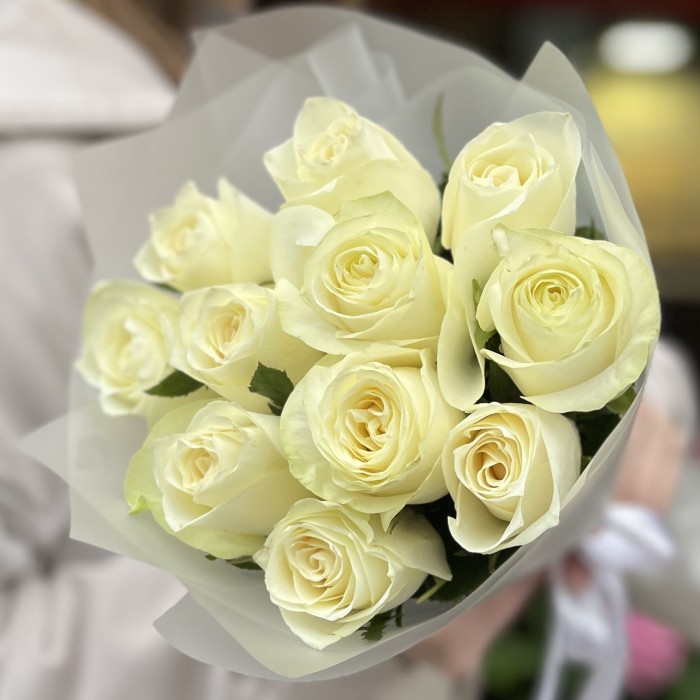 11 белых роз Махе 50 см