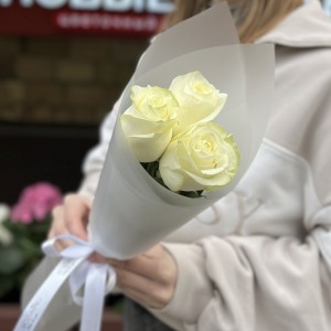 3 белые розы Махе 50 см