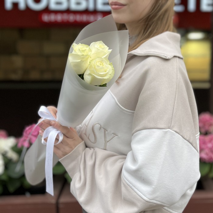 3 белые розы Махе 50 см