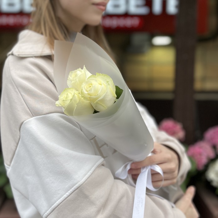 3 белые розы Махе 50 см