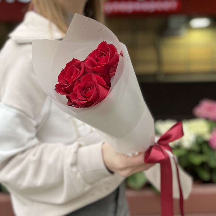 3 красные розы Мадам ред 50 см