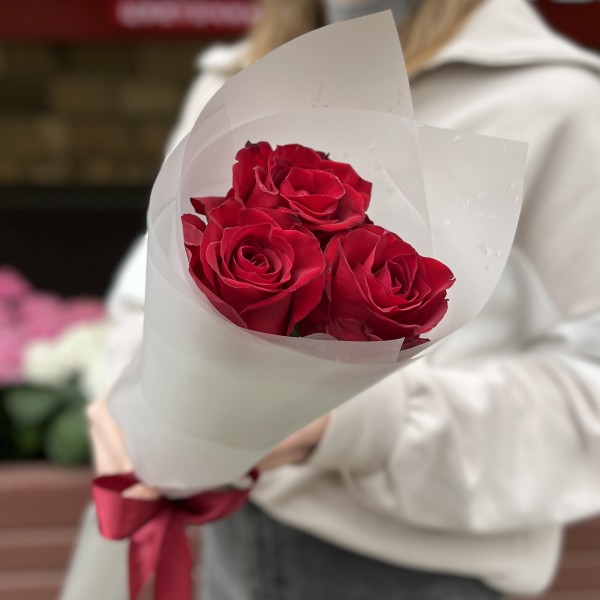 3 красные розы Мадам ред 50 см