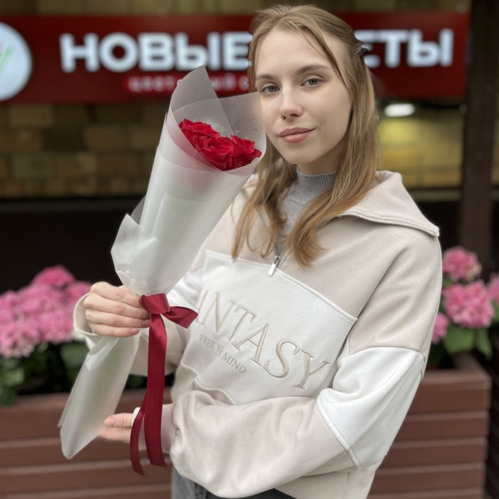 3 красные розы Мадам ред 50 см