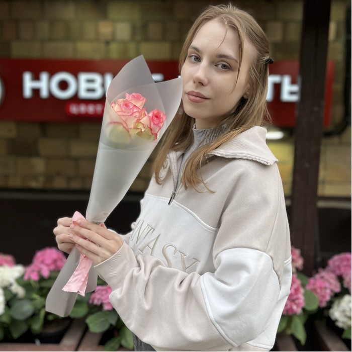 3 нежные розы Джумилия 50 см