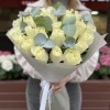 35 белых роз Махе 50 см с эвкалиптом