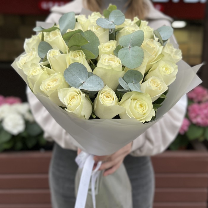 35 белых роз Махе 50 см с эвкалиптом