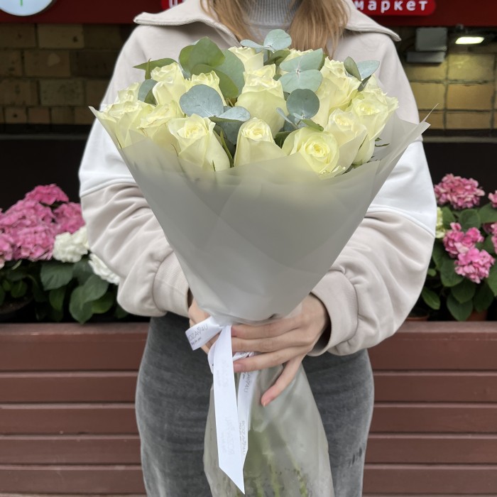 35 белых роз Махе 50 см с эвкалиптом